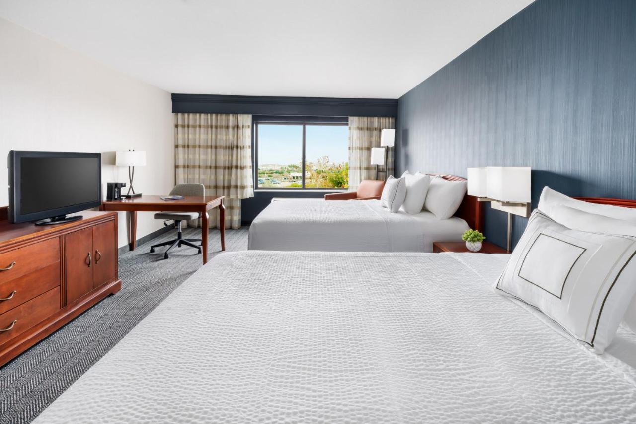 Courtyard By Marriott Sacramento Folsom Hotel Exterior photo